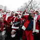 Illustration for article titled Thousands of Santas Take Part In Annual Bar Crawl Thru NYC